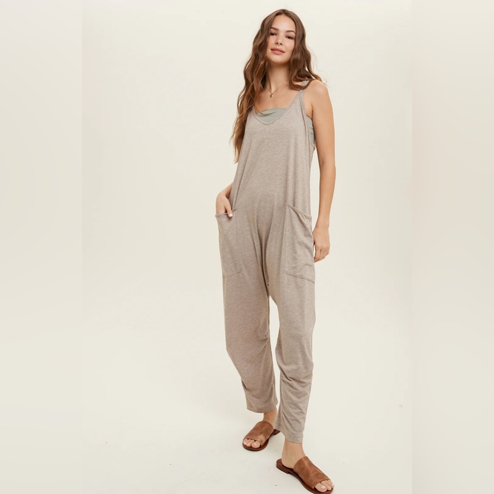 💝 Wishlist Oatmeal Jumpsuit with Pockets. Size Large. Can Fit Bigger. Like New!